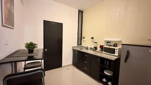 Fridge, microwave, stovetop, cookware/dishes/utensils - TAU Casa Reyes (Santo Domingo)