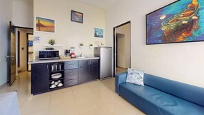 32-tums platt-tv med kabelkanaler och tv