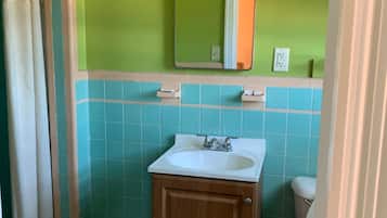 Zimmer, 1 King-Bett | Badezimmer | Handtücher, Seife, Shampoo, Toilettenpapier