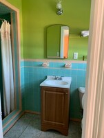 Room, 1 King Bed | Bathroom | Towels, soap, shampoo, toilet paper