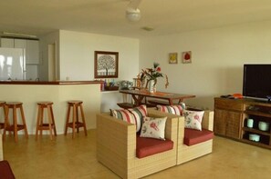 House | Private kitchen | Fridge, microwave, oven, stovetop - Casa na Beira da Praia de Geribá (Búzios)