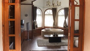 Une salle de bain avec une baignoire, un meuble-lavabo et un miroir.