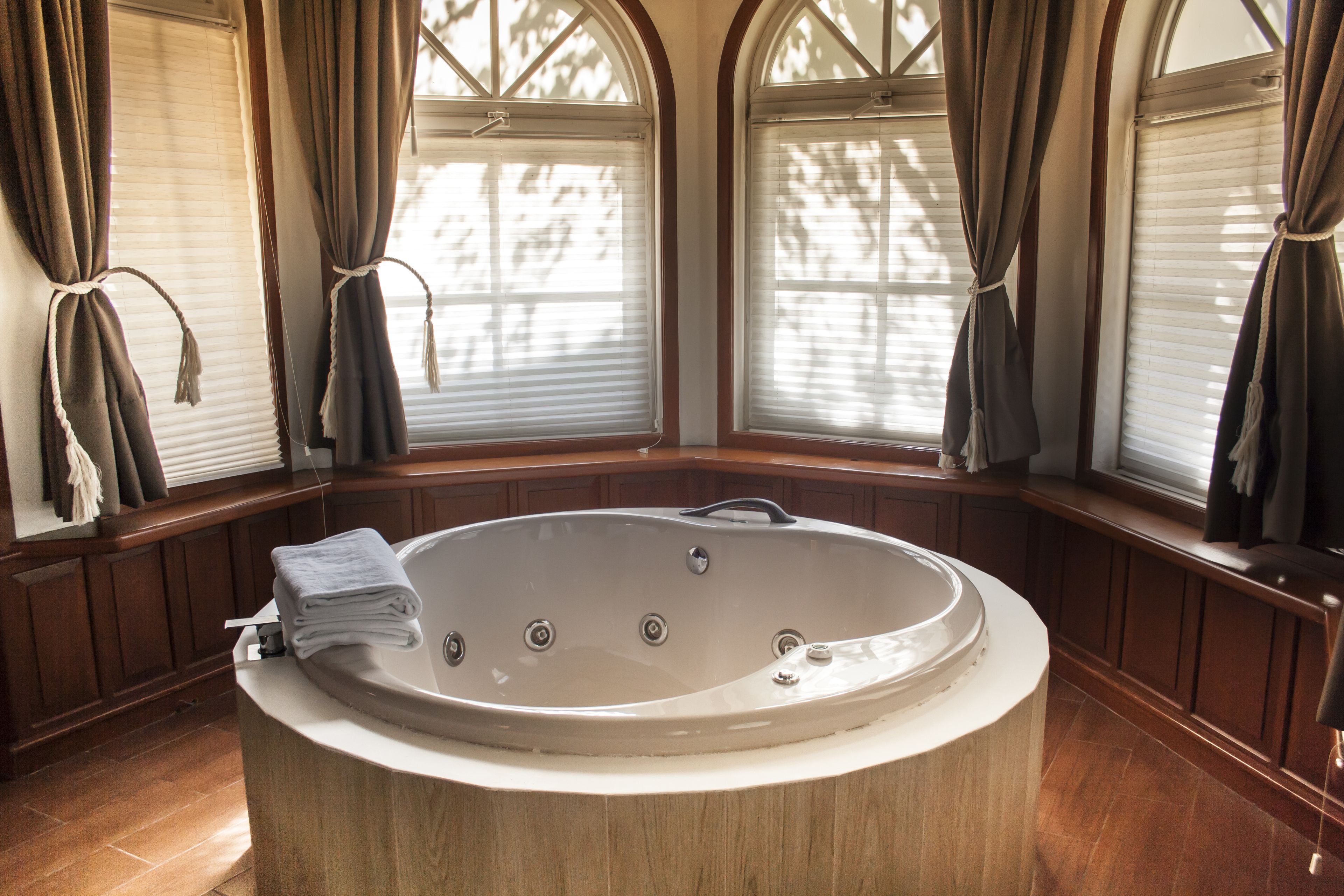 deluxe suite, 1 bedroom, hot tub | jetted bathtub