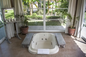 Indoor spa tub - La Esmeralda en el Encanto Hotel Petit (Atlixco)