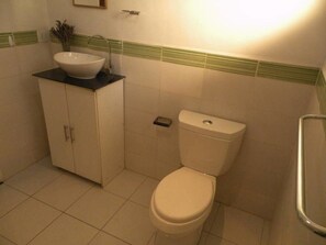 Standard Suite, 1 Queen Bed, Garden View | Bathroom | Shower, free toiletries, hair dryer, towels