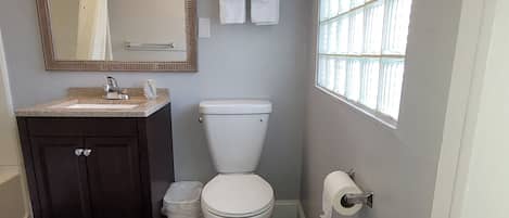 Combined shower/tub, towels
