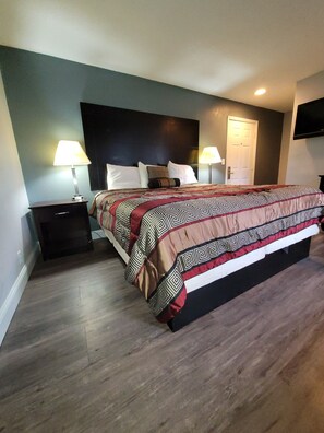 Premium bedding, pillowtop beds, individually decorated - Four Season Motel (Castleton-on-Hudson)