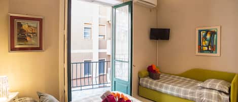 Triple Room, Ensuite | Desk, free WiFi, bed sheets