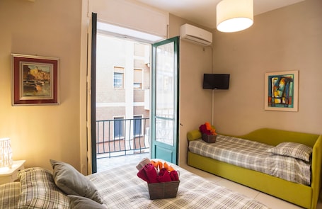 Escritorio, wifi gratis y ropa de cama