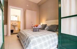 Triple Room, Ensuite | Desk, free WiFi, bed sheets - B&B Monica's House (Salerno)