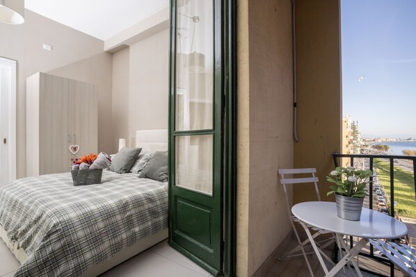 Chambre Triple, salle de bains attenante | Vue de la chambre