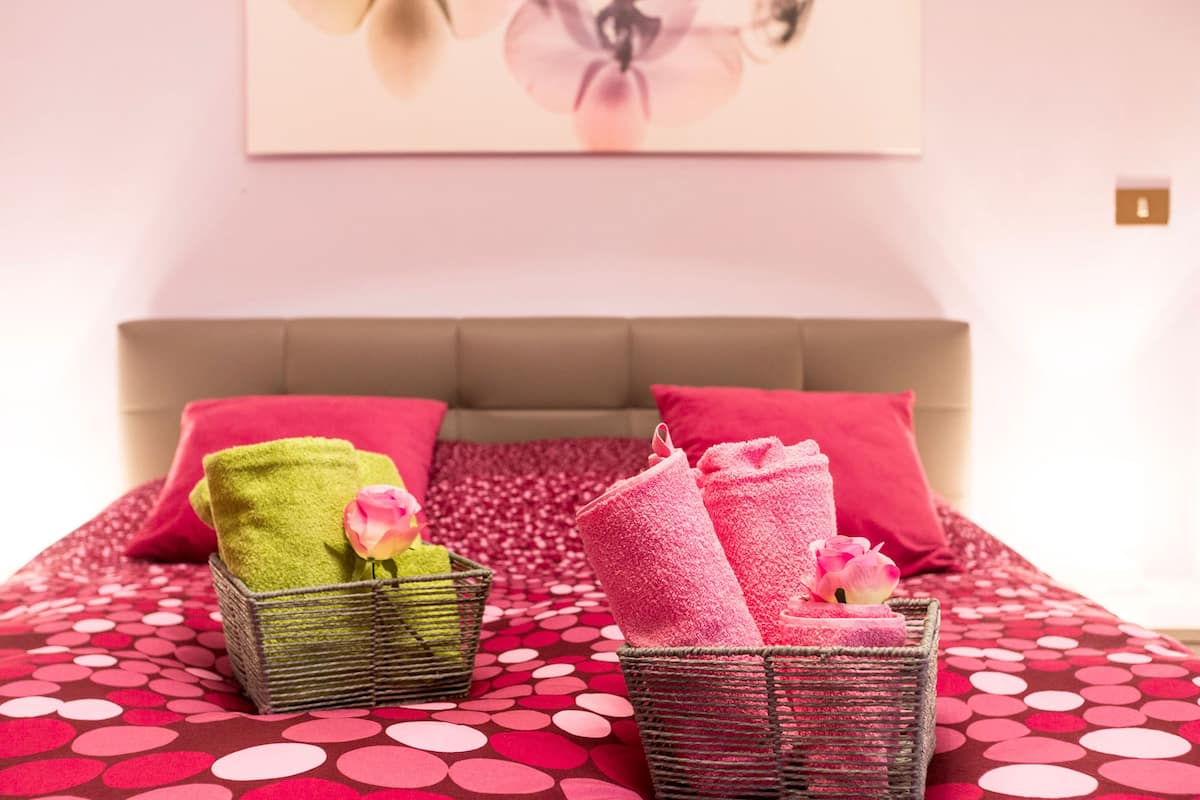 Family Room, 2 Bedrooms, Private Bathroom | Meja, Wi-fi percuma, cadar katil