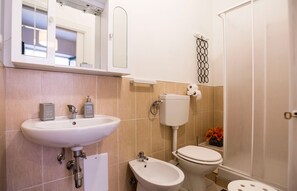 Triple Room, Ensuite | Bathroom | Shower, free toiletries, hair dryer, bidet
