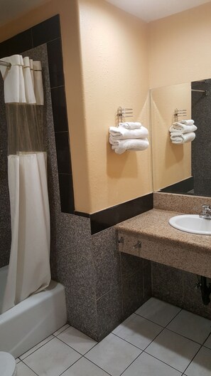 Bathroom - Central Inn Motel on 41 Street (Los Angeles)