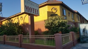 Vista frontal de la propiedad