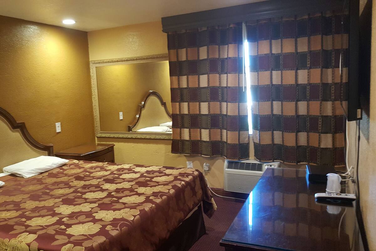 Basic Room, 1 Bedroom | Iron/ironing board (on request), WiFi (free)