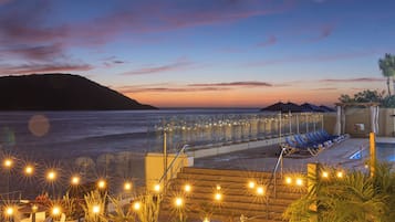 4 albercas al aire libre, sombrillas en la alberca y camastros