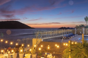 4 outdoor pools, pool umbrellas, sun loungers - DoubleTree by Hilton Mazatlan (Mazatlán)
