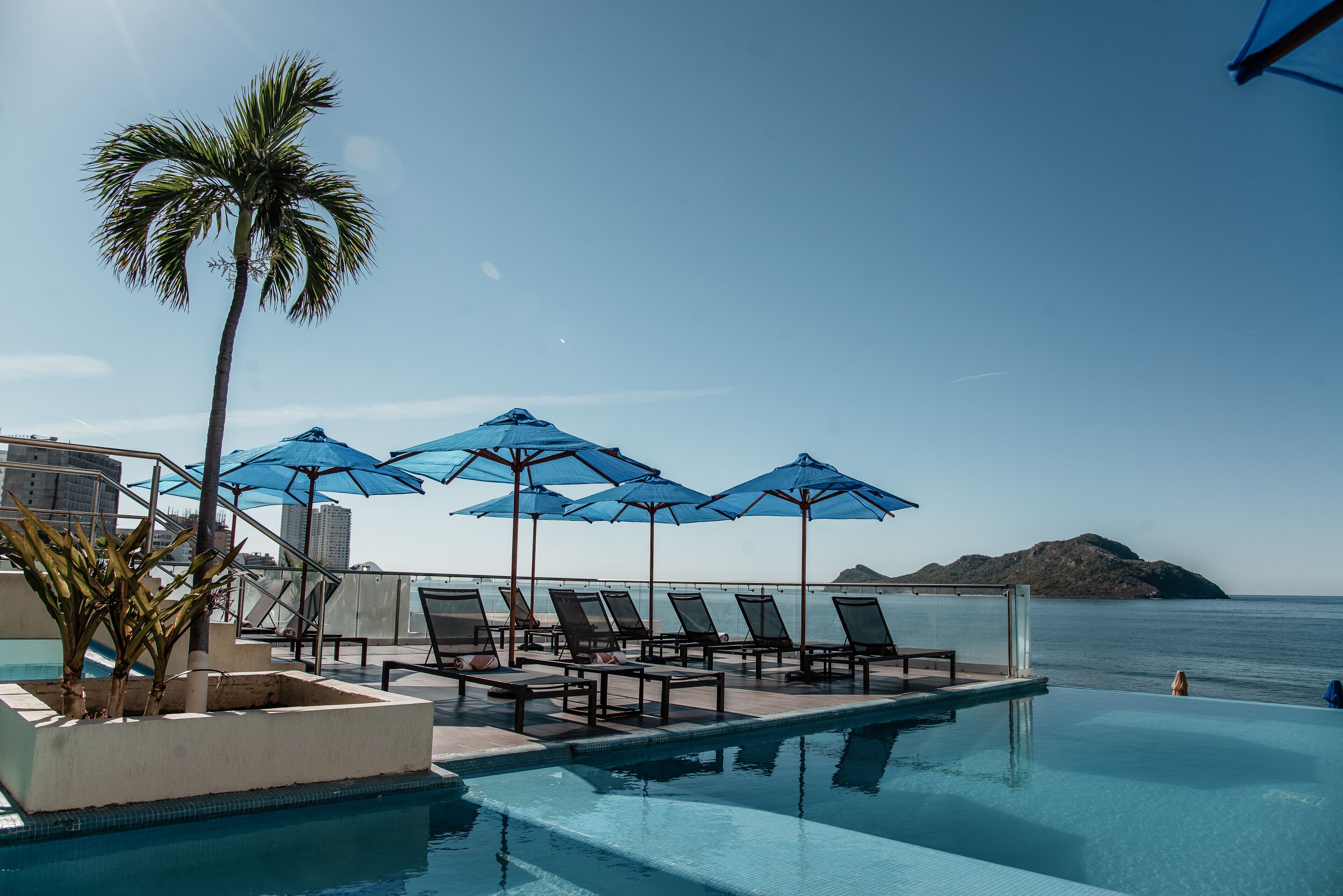 4 outdoor pools, pool umbrellas, pool loungers