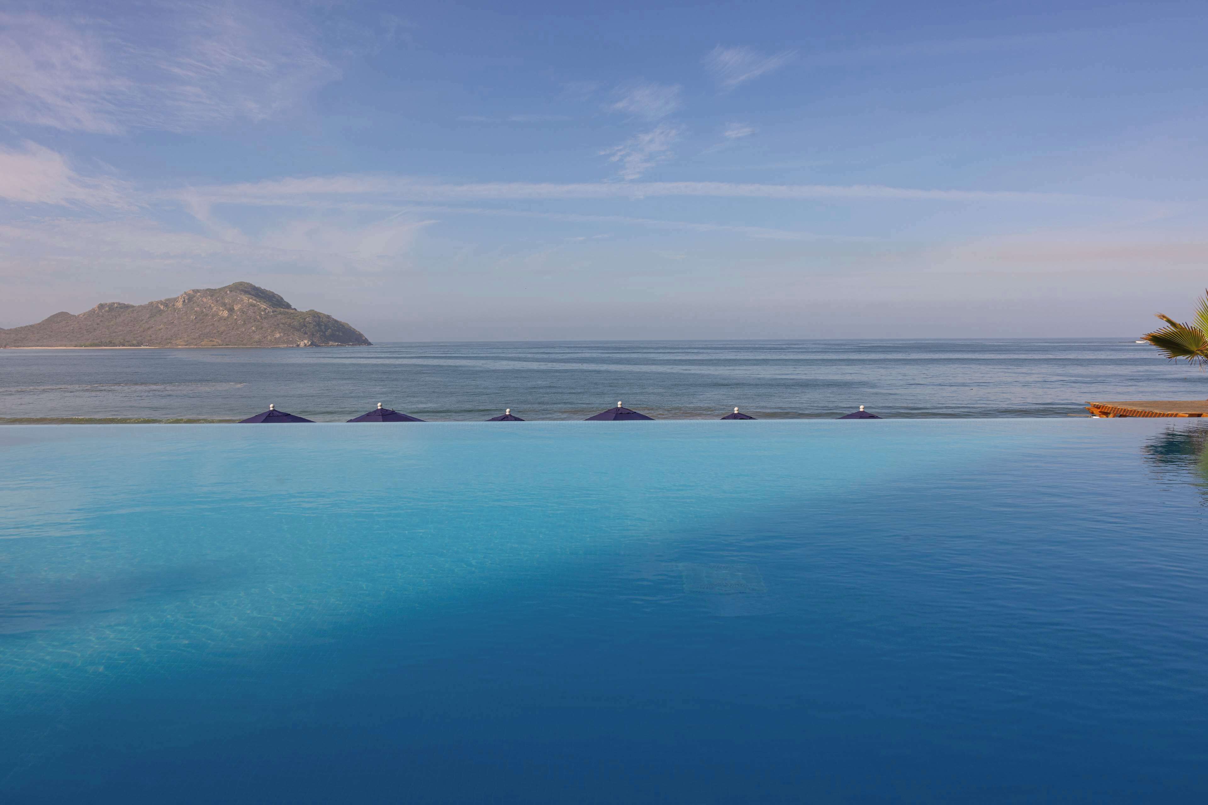 4 albercas al aire libre, sombrillas en la alberca y camastros 