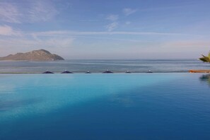 4 útilaugar, sólhlífar, sólstólar