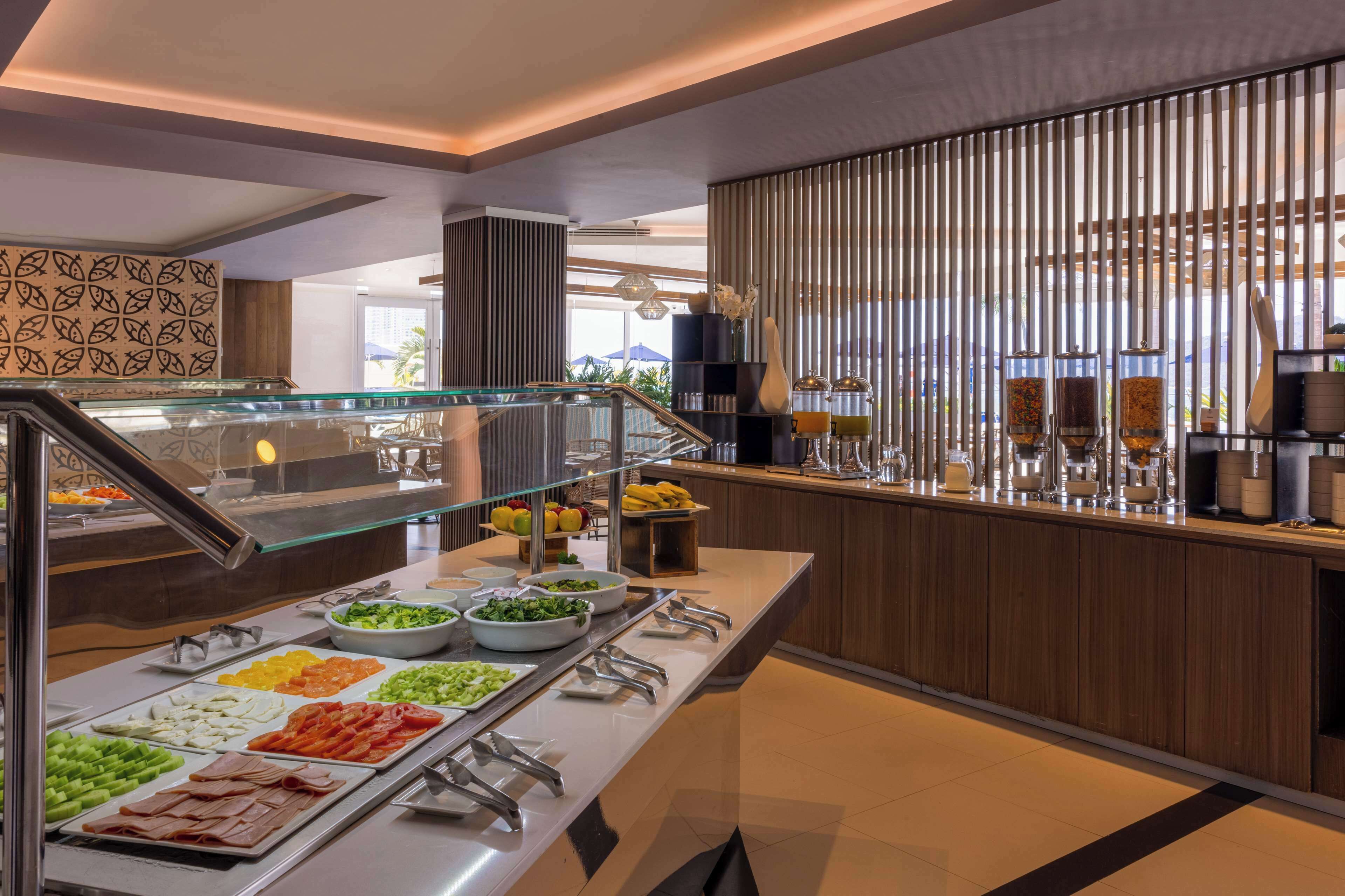 Uma área de buffet com diversas opções de comida e um canto para café.