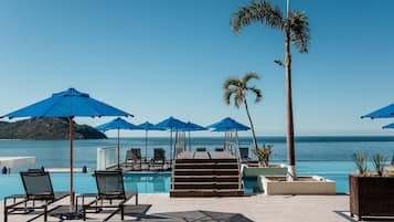 4 outdoor pools, pool umbrellas, pool loungers