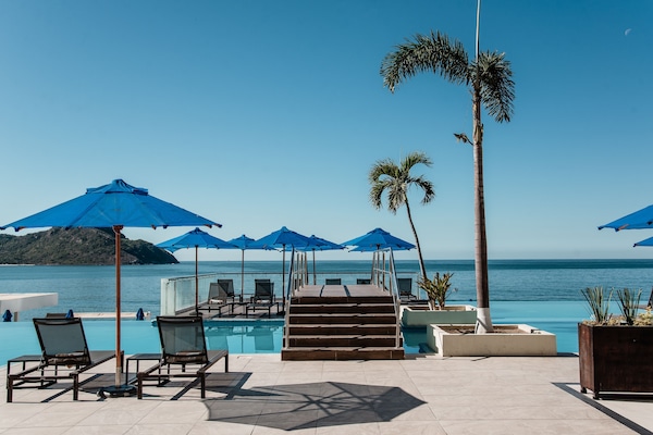 4 piscinas externas, guarda-sóis, espreguiçadeiras