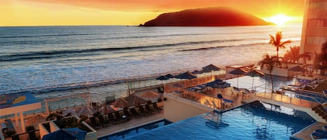 Am Strand, Sonnenschirme, Strandtücher