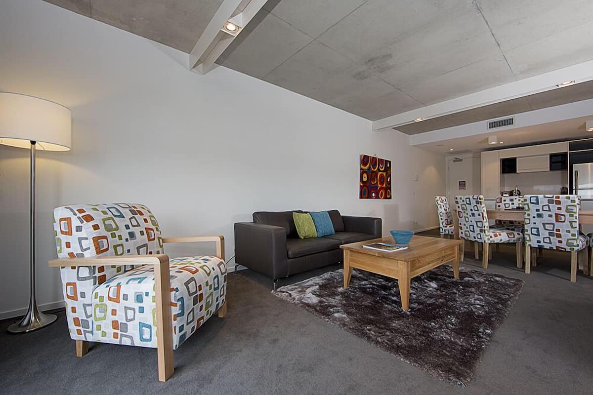 Apartment, 1 Queen Bed | Living area