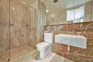 Apartment, 2 Bedrooms (Glebe Park 61) | Bathroom | Shower, towels