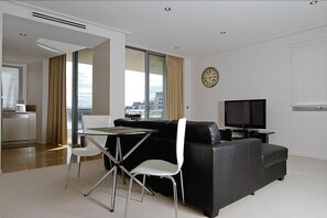 Apartment, 1 Schlafzimmer (Glebe Park 29) | Wohnbereich | LCD-Fernseher, DVD-Player