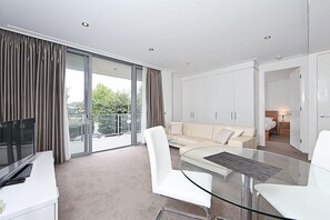 Apartamento, 1 habitación (Glebe Park 64) | Zona de estar | Una televisión LCD, un reproductor de DVD