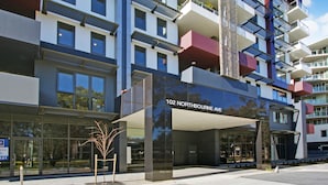 Um edifício moderno de vários andares com varandas e janelas amplas.