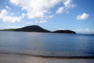 Isla de Culebra aislada alquiler de casa / One Acre Zoni