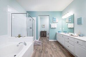 Combined shower/bathtub, hair dryer, towels - Spacious 2,100 Sq Ft Lakeside Corner Condo at Vista Cay Near Top Attractions" (Orlando)
