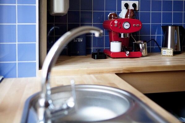 Kjøleskap, ovn, oppvaskmaskin og espressomaskin