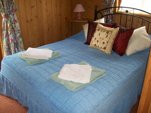2 bedrooms, iron/ironing board, bed sheets, wheelchair access