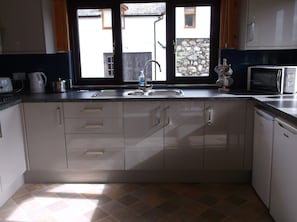 Frigorífico, microondas, horno y placa de cocina