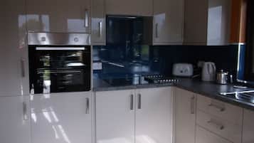 冰箱、微波炉、烤箱、炉灶