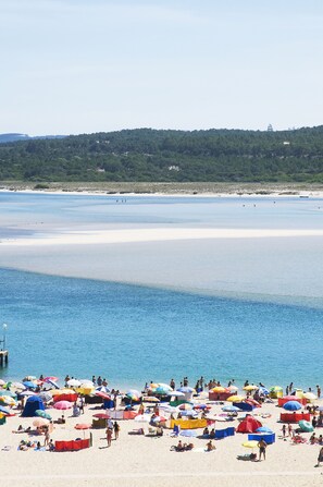 Ubicación cercana a la playa y toallas de playa