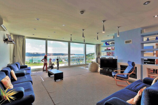 Smart TV, lareira, DVD player, pebolim