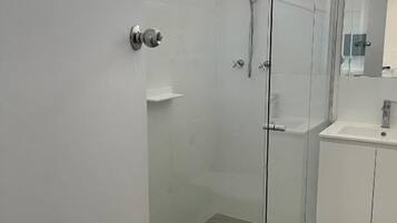 Shower, free toiletries, towels, shampoo