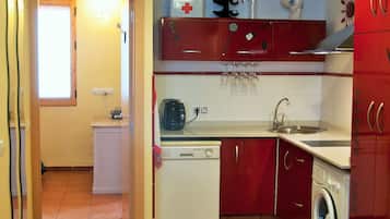 Frigorífico, microondas, horno y placa de cocina