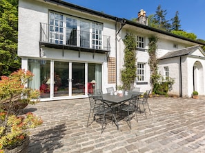 Outdoor dining - Magnificent Family House with Stunning Private Garden (Drymen)