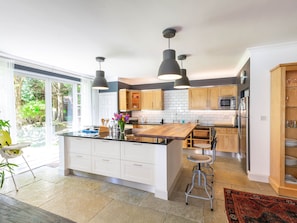 Fridge, microwave, oven, stovetop - Magnificent Family House with Stunning Private Garden (Drymen)