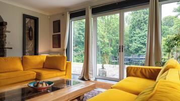 Smart TV, fireplace, DVD player