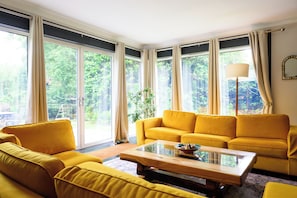 Smart TV, fireplace, DVD player - Magnificent Family House with Stunning Private Garden (Drymen)