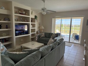 Fernseher, DVD-Player, Bücher, Stereoanlage