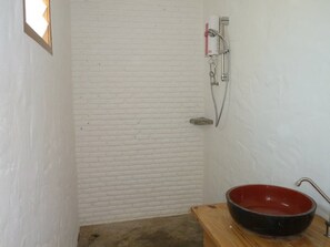 Casa de campo básica | Baño | Ducha, artículos de higiene personal gratuitos y secador de pelo
